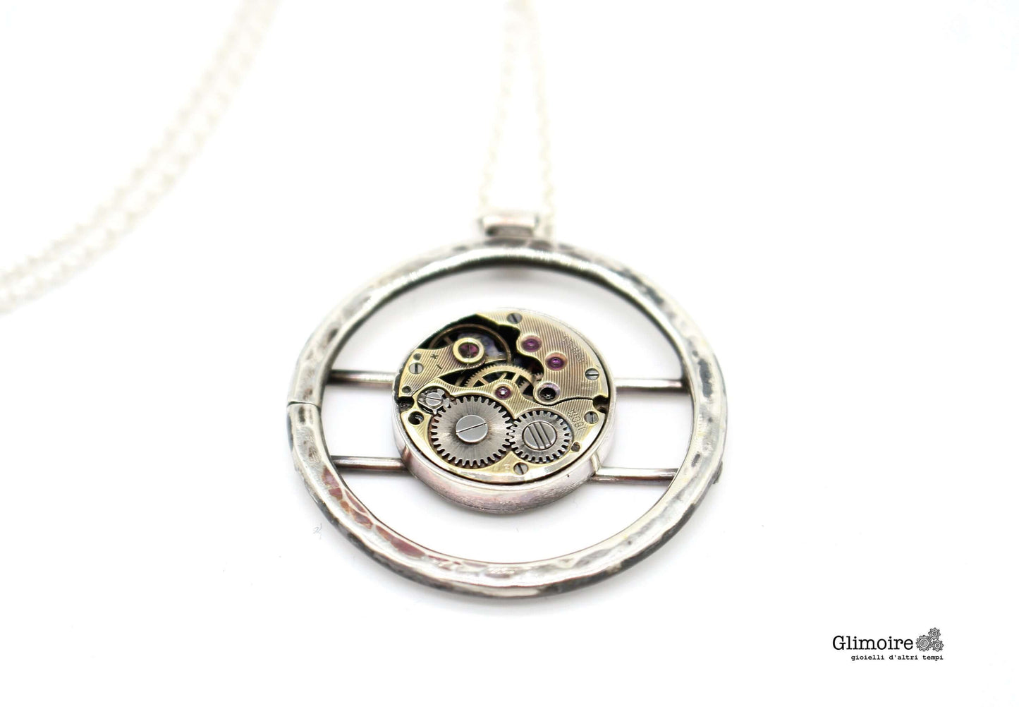 Collana Glimoire con medaglione steampunk in argento con ingranaggi visibili.