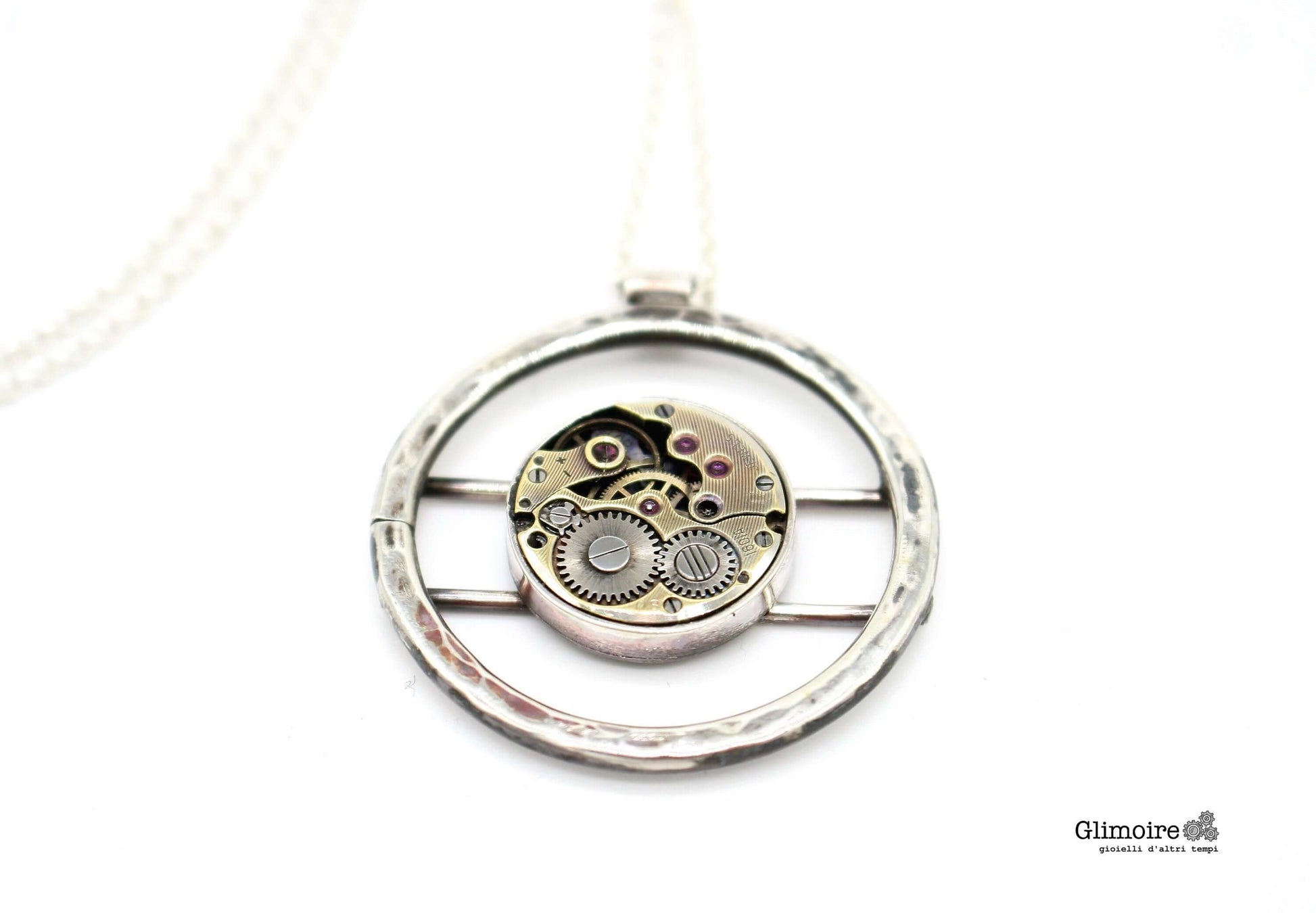 Collana Glimoire con medaglione steampunk in argento con ingranaggi visibili.