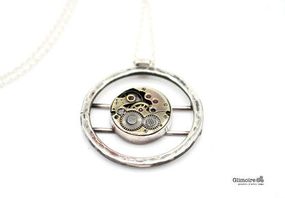 Collana Glimoire con medaglione steampunk in argento con ingranaggi visibili.