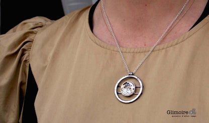 Collana Glimoire con medaglione steampunk in argento con design circolare