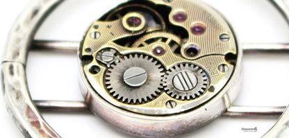 Collana con medaglione steampunk che mostra ingranaggi e dettagli meccanici in argento