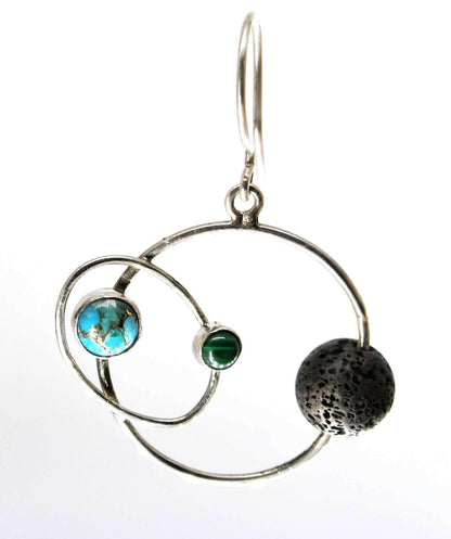 Orecchini artigianali pianeti con design a orbite e sfere colorate in argento Glimoire