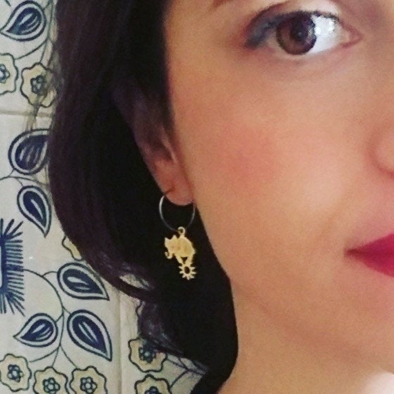 Orecchino a cerchio in bronzo con sagoma di elefantino indossato