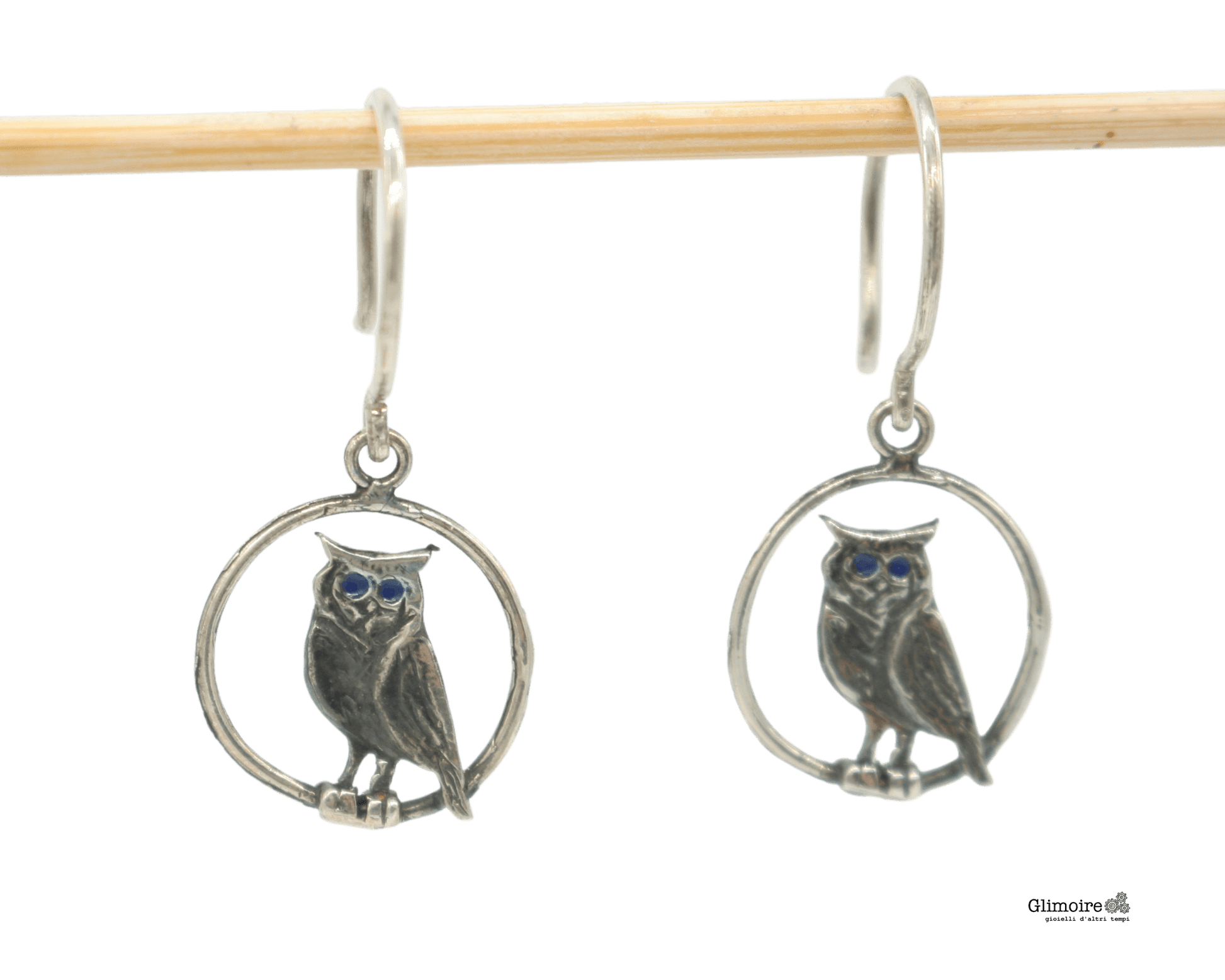 Orecchini gufi in argento Glimoire con design a gufo dettagliato e occhi blu