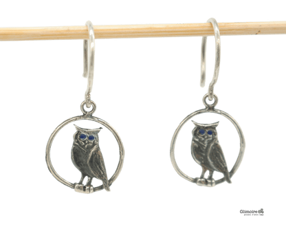 Orecchini gufi in argento Glimoire con design a gufo dettagliato e occhi blu