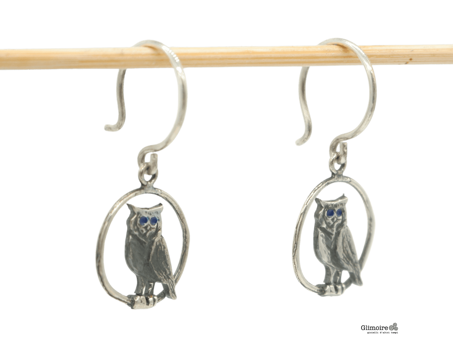 Orecchini gufi Glimoire in argento con design a gufo dettagliato e occhi blu