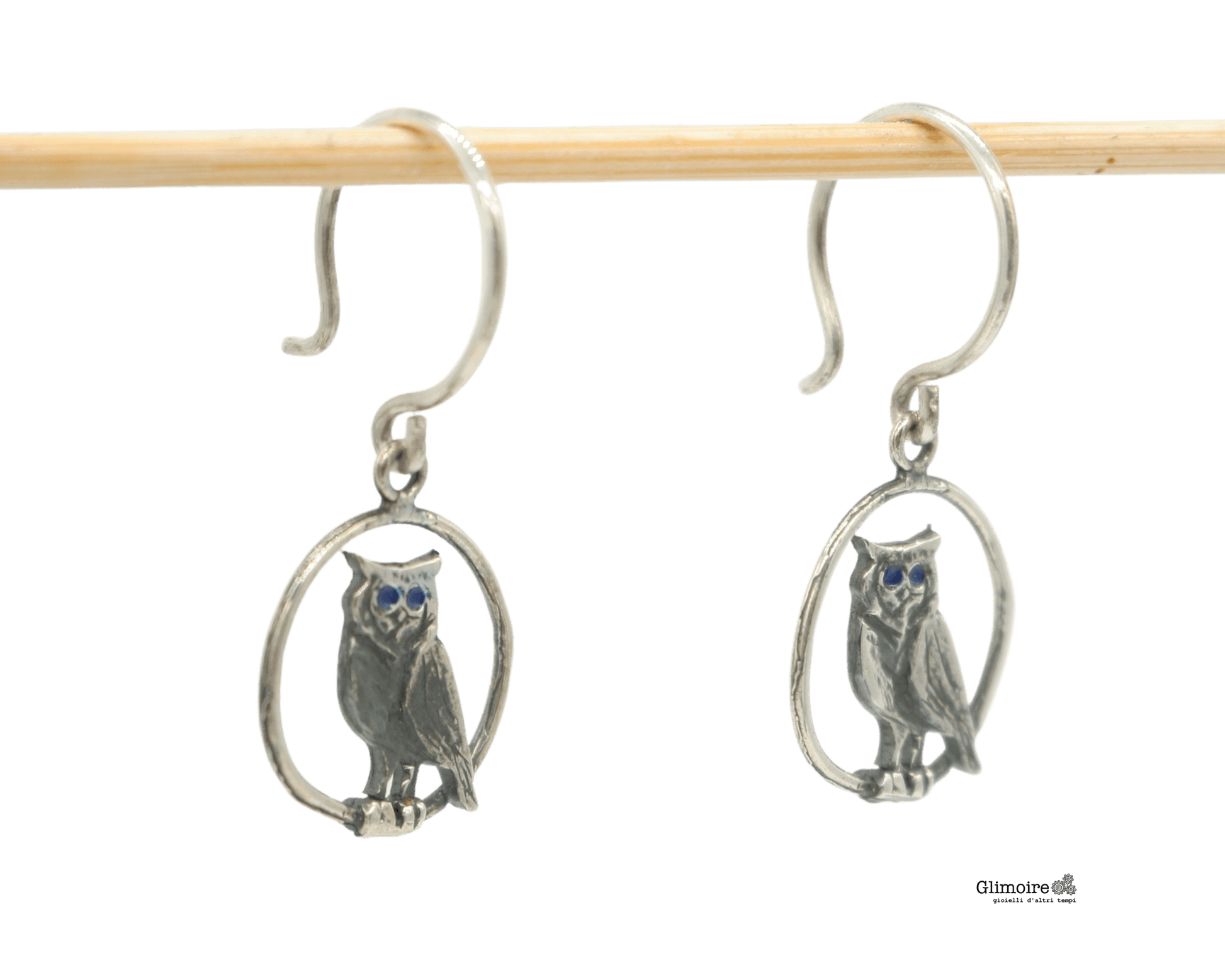 Orecchini gufi Glimoire in argento con design a gufo dettagliato e occhi blu