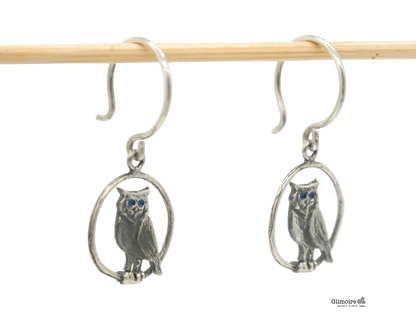 Orecchini gufi Glimoire in argento con design a gufo dettagliato e occhi blu