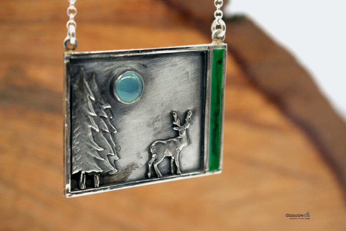 Dettaglio del pendente in argento brunito con smalto verde e calcedonio
