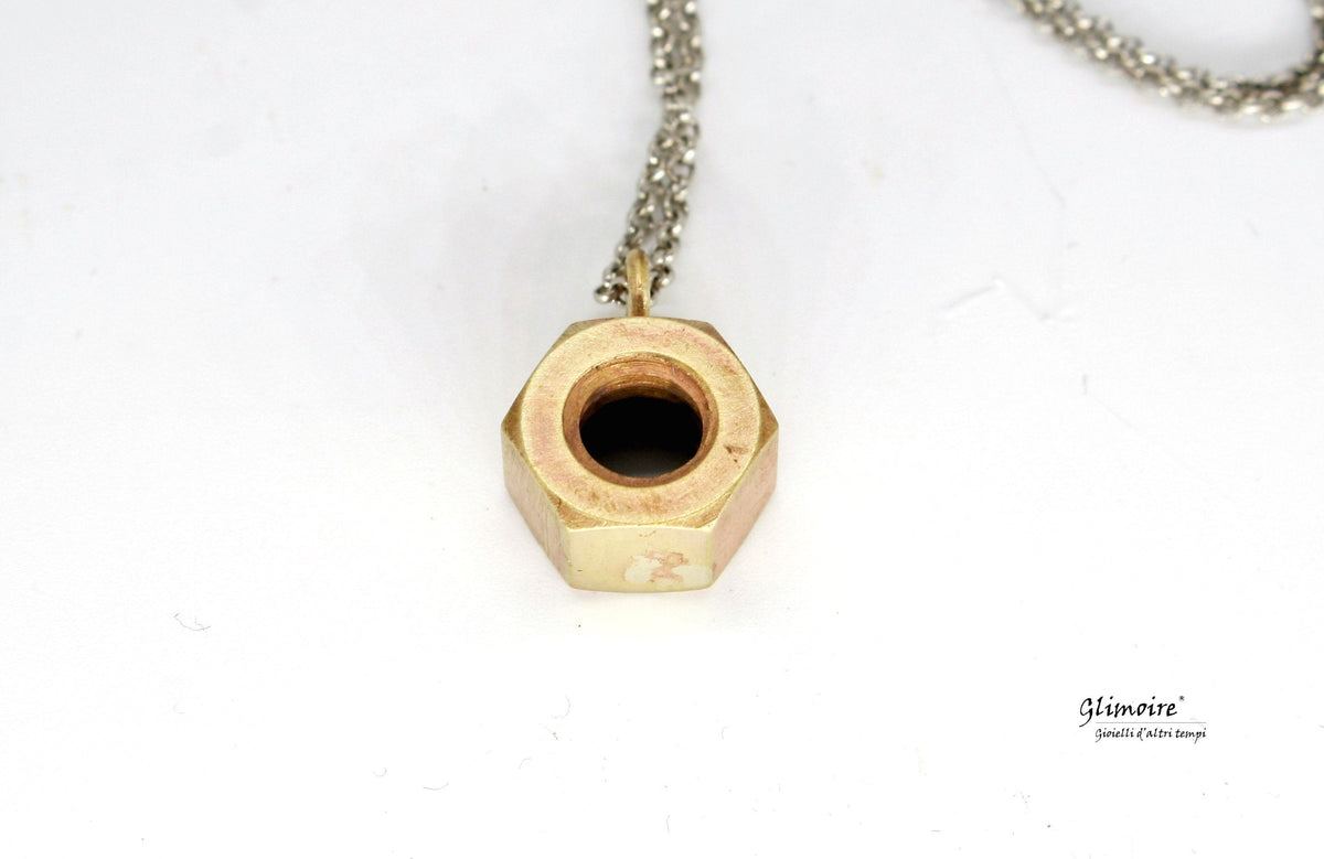 Collana industriale con dado in ottone e catena in acciaio estesa