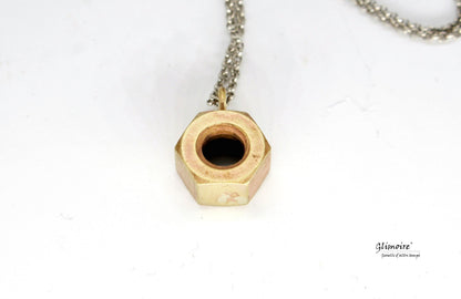 Collana industriale con dado in ottone e catena in acciaio estesa