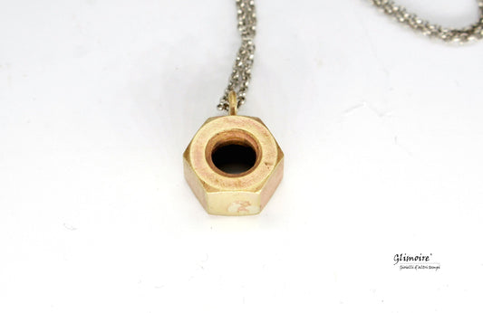 Collana industriale con dado in ottone e catena in acciaio estesa