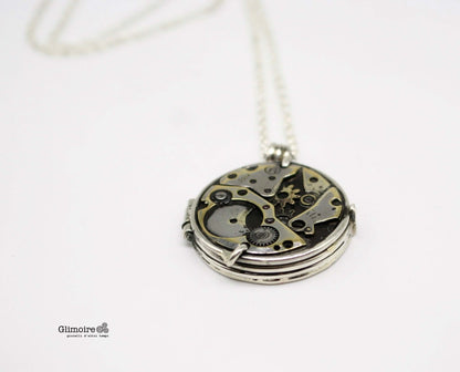 Portafoto artigianale con meccanismi orologio in argento appeso con catena in metallo